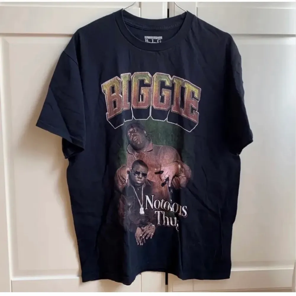(Lägger upp igen pga oseriöst köpare) Cool oversized Biggie t-shirt från Urban Outfitters i storlek S. Fint skick, köpare står för frakt💕 . T-shirts.
