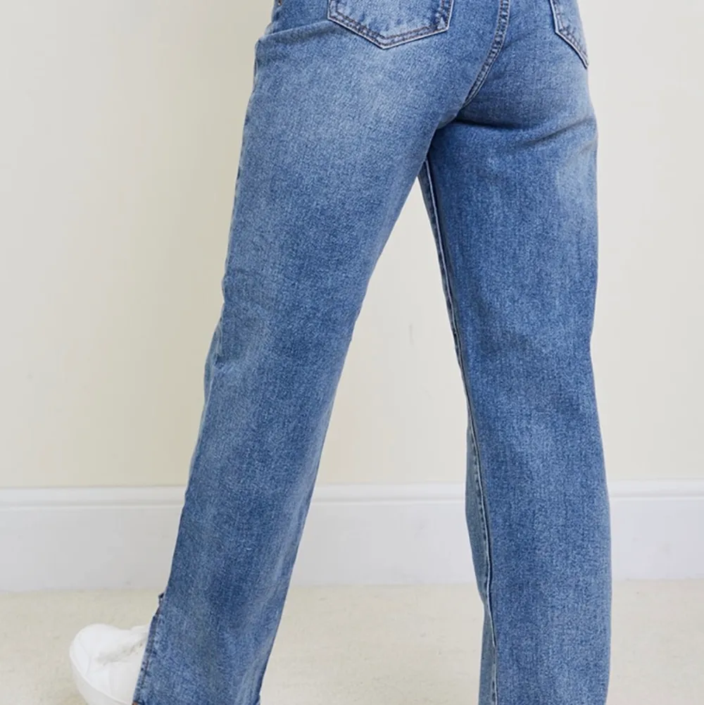Straight leg jeans med slits, slitningar längst ner. Endast provade alla lappr finns kvar. Stl: 10/M (små i storleken)  kommer från prettylittlething petite section så dom kortare i benen, jag är 155 och dom är lite för långa på mig.. Jeans & Byxor.