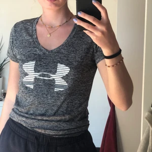 T shirt Under Armor gray  - Superskönt knappt använt💙💙