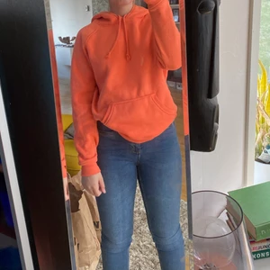 Hoodies - Säljer två hoodies från bikbok, nypris ligger på 250, dom är supersköna och lite oversized. Kostar 100kr styck. Kan mötas upp i Mjölby, annars står köparen för frakt!!