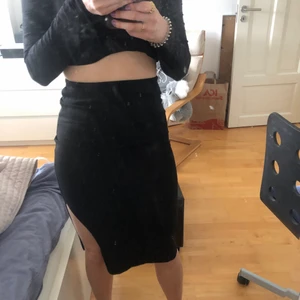 Tajt kjol med slits från ginatricot - Säljer denna tajta kjol med slits i storlek xs. Materialet är ganska tjock och kjolen är ganska lång. Aldrig använd. Köparen står för frakten.