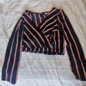 Långärmad croptop  - Långärmad croptop från H&M. Bra skick, använt 3 gånger. Storlek M 