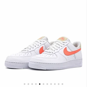 Air force 1  - Säljer mina Air force 1 med rosa aprikos swosh Limited edition (säjs ej mer), dem är använda men det finns inga slitningar. Endast ett litet rött streck. Skriv för mer info och egna bilder. Pris kan diskuteras! Ny pris 1200kr