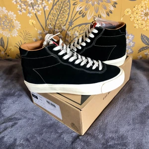 Last resort, höga sneakers strl 40 - Ett par höga sneakers från Last Resort i svart suede. Oanvända i storlek 40 men passar även 39, svarta skosnören finns också!