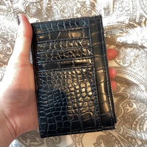 Snygg plånbok med bra fickor - Många kort som får plats i denna plånbok och mynt eftersom det finns ett utrymme som har dragkedja