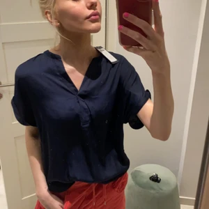 skjort tröja från Vero moda - super skön skjorta, aldrig använd å kommer tyvärr inte till användning. mörkblå / marinblå💓 strl S