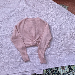 Rosa croppad stickad tröja strl xs - Använd Max 3 gånger rätt i storlek bra skick. Sticks inte. Mer rosa i verkligheten än på bild