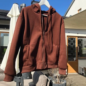 Brun hoodie med dragkedja - En fett skön och tunn hoodie perfekt till sommarkvällar. Helt oanvänd.Säljer p.g.a att det inte passar.                                                                                 Cond: 10/10                                                                           Storlek: Medium men sitter som Small