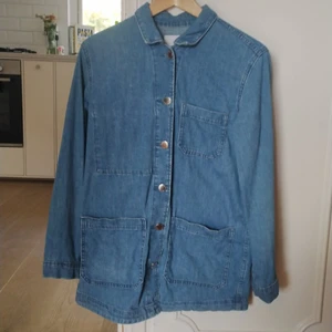 Denim skjorta.  - Rak denim skjorta i 100 % bomull med lite lätt stentvättad look i kanterna. Strl XS men bör nog passa en S med. 