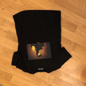 T-shirts  - En svart T-shirt från stay i stl m 