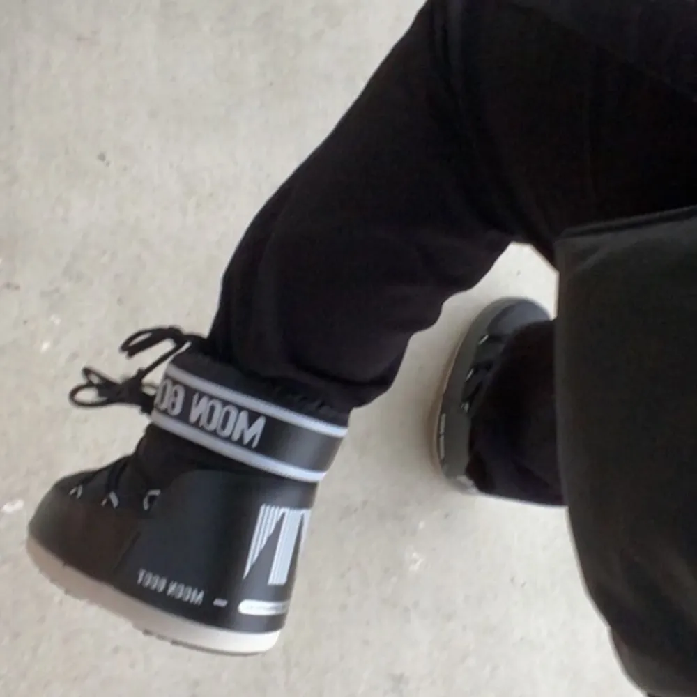 🤎 Säljer mina låga moon boots som är sparsamt använda! I storlek 39-41 som fungerat för mig med 37/38. 100 kronor för spårbar frakt alternativt mötas upp i Örebro/Linköping. Nypris 1.350kr. Skor.
