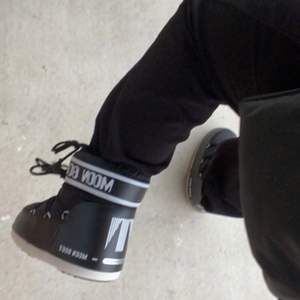 🤎 Säljer mina låga moon boots som är sparsamt använda! I storlek 39-41 som fungerat för mig med 37/38. 100 kronor för spårbar frakt alternativt mötas upp i Örebro/Linköping. Nypris 1.350kr