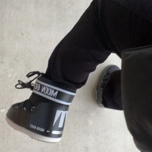 Moon boot low - 🤎 Säljer mina låga moon boots som är sparsamt använda! I storlek 39-41 som fungerat för mig med 37/38. 100 kronor för spårbar frakt alternativt mötas upp i Örebro/Linköping. Nypris 1.350kr