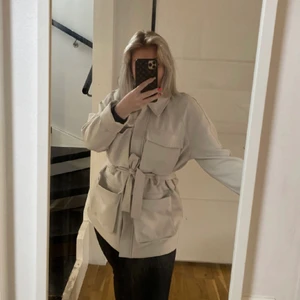 Beige kappa - Hej! Jag gör just nu en intressekoll på min fina beige kappa! Köpt från Gina och finns inte i butik eller på nätet längre. Kappan är i storlek 42 men passar mig som är Small så den är liten i storlek. 