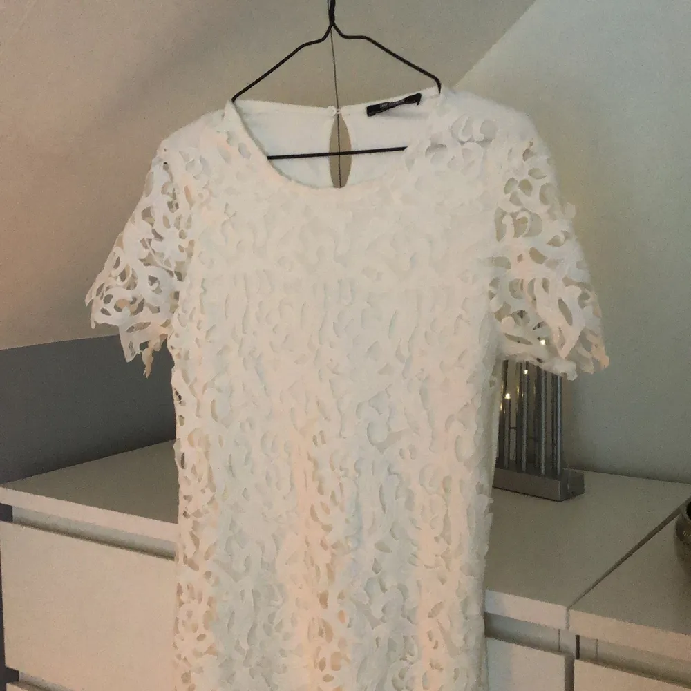 Denna fina exklusiva vita klänning från Zara är i mycket gott skick💫 Lite lösare fit i en storlek S! Finns ej längre i lager, passar perfekt till avslutningar och studentfester😍. Klänningar.