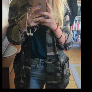 Sommarjacka - Jättesnygg militärmönstrad jacka från NAKD. Passar perfekt nu till sommaren eller våren. Använd endast en sommar några gånger så i bra skick förutom att den saknar en knapp☺️