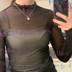 Festtopp från Divided! - Endast testad, säljes pga att den aldrig kommer till användning. Stretchigt material, ordinarie pris 150kr.