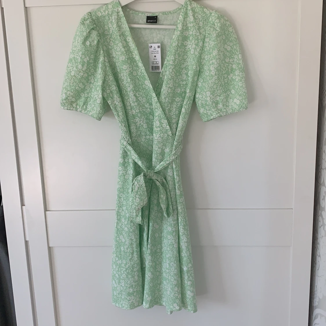 Grön blommig klänning