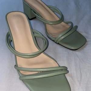 Skor - Säljer mina helt ”klackar”! Dom är mintgröna och helt oanvända. Superfina till sommaren! Säljer då dom är för små för mig... Dom är i strl 41 MEN jag skulle snarar säga att dom passar 39-40!  Köparen står för frakt❤️❤️  200kr köpta för 699kr. 