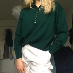 Stickad tröja - Super fin grön stickad tröja köpt här på plick, men har tyvärr aldrig använt! Super skön och sticks inte!