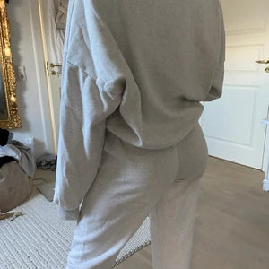 Ljusgrått mjukiset - Supermysigt ljusgrått mjukisset från en dansk hemsida som jag beställde för något år sen. I princip helt oanvänt och i mycket bra skick. Storlek XS-S. Skriv privat från 200 kr❤️💞💖