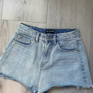 Shorts - Shorts från prettylittlething i stl 34, det är aldrig använda endast testade, men alldeles för små för mig!! 20kr + frakt hör gärna av dig om du undrar något mer✨