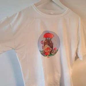 En ny och oanvänd t-shirt med Totoroprint. T-Shirten är i världens mjukaste material och sitter bekvämt. Storleken är L men passar small och medium för storleken är inte oversized. Jag säljer dom för 100 kr styck plus leverans med skicka lätt.🌸
