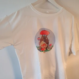 Totoro t-shirt - En ny och oanvänd t-shirt med Totoroprint. T-Shirten är i världens mjukaste material och sitter bekvämt. Storleken är L men passar small och medium för storleken är inte oversized. Jag säljer dom för 100 kr styck plus leverans med skicka lätt.🌸
