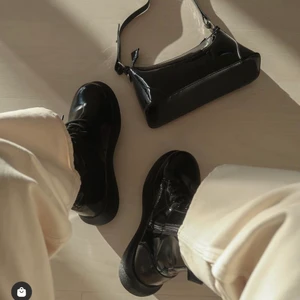NLY SHOES - Säljer mina honey boots från nelly då de var för stora för mig. Endast prövade och köpte för ordinarie pris 499kr 😇 Läderimitation med lackad yta!! Superfina till sommarklänningar nu väldigt passande då sommaren börjar komma 🌸 Köparen står för frakten!