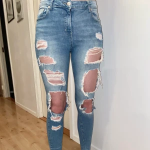 Ripped jeans JFR - Ett par slitna jeans från JFR i stl 38, men är väldigt stretchiga och passar mellan stl 36 och 40 också