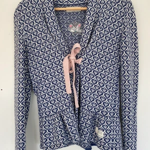 Odd Molly kofta i storlek 1 (S)  - Säljer denna jättefina ljusblå vita kofta från Odd Molly då jag tyvärr inte använder den längre! Världens skönaste material och passar perfekt till sena sommar kvällar till de mesta! Använd få gånger och har inga slitningar eller fläckar etc! Ny pris 1 700kr! Kund står för frakt!