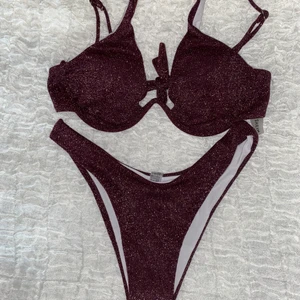 Bikini från shein - Jättesöt bikini från shein i storlek M, liten i storleken. Endast testad. Med inlägg och plastskydd i trosan kvar. Köpt för 109kr. 