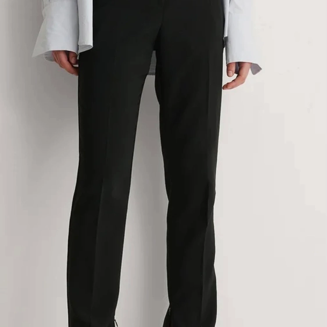 Snygga kostymbyxor från na-kd med sidoslitts😍😍😍