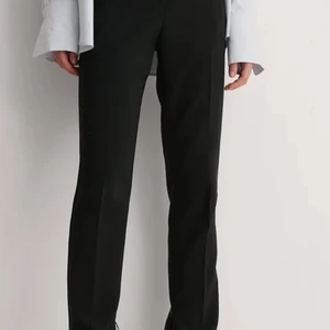 Snygga kostymbyxor från na-kd med sidoslitts😍😍😍 - Skitsnygga kostymbyxor från na-kd. Använda ett fåtal gånger men är i nyskick. Säljer pga för små❤️❤️❤️ priset är inkl frakt💓💞💕