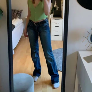 Lågmidjade jeans - Säljer ett par mörkblåa lågmidjade jeans ifrån Tommy Hilfiger, storlek : W. 29 L. 32 🤩