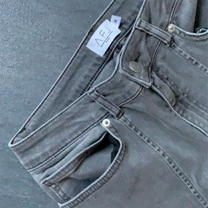 AFJ x NA KD - Gråa jeans från AFJ x NA KD