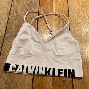 En fin topp/bh från Calvin Klein som är vit i storleken XS.