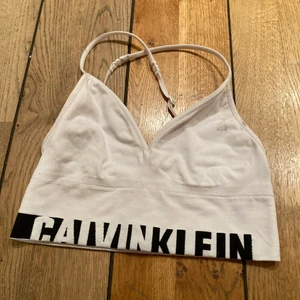 Calvin Klein XS - En fin topp/bh från Calvin Klein som är vit i storleken XS.