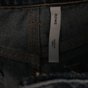 Raka Weekday Jeans - Storlek 26/32. Säljer dessa för att midjan är lite för stor för mig nyköpta och nu är slut på nätet. Säljer för 200