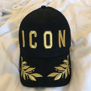 Dsquared2 keps knappt använd  - Dsquared2 keps, har använts enstaka gånger. 