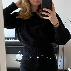 Svart stickad tröja - En svart, skön tröja som går in lite i midjan. Storlek M men jag skulle säga att den lika bra passar en S.
