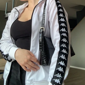 Vit kappa track jacket - En supercool track jacket från kappa. Helt oanvänd och säljer den eftersom att den inte riktigt är min stil tyvärr. Köparen står för frakten. Budgivning om flera är intresserade💘