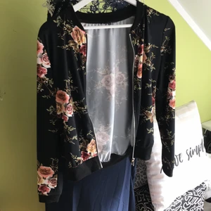 Blommig kofta  - En blommig kofta i storlek 32/34 vilket är som en XXS/XS. Den är nästan aldrig använd. 