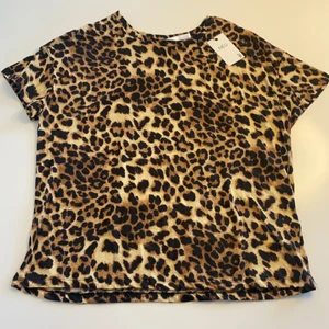 Y-shirt - Oanvänd T-shirt från NEU/lager157. Skönt och runt material. 