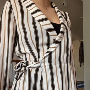 Randig blus - Randig blus med knyte i midjan från Gina Tricot. 120 kr + frakt. (Pris kan diskuteras) Skicka meddelande vid intresse/frågor💖