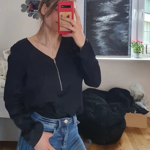 Svart skjorta - En snygg svart skjorta som blev aldrig använd. Är för stor för mig nu. Det är jätte skönt material och en kedja man kan själv välja hur v-ringat man vill ha. Väldigt lätt att styla