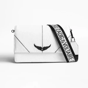 Zadig&Voltaire Lolita Bag - Jag säljer denna väska eftersom jag inte har användning för den. Den är använd max 3 gånger. Den har inga skador och ser ut som ny. Den är köpt på den officiella Zadig&Voltaire butiken i Stockholm. Den är köpt för 4130kr, dustbag och påse medföljer.  