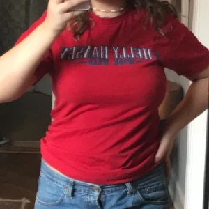 Rödtopp - Cool röd vintage tröja med text på bröstet! Bra skick, okänt märke✨