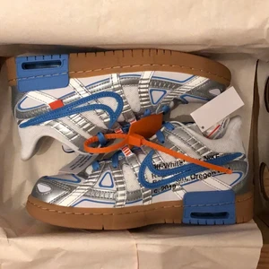 Off-White x Nike Air Rubber Dunk - Off-White x Nike Air Rubber Dunks i storlek 37.5. Oanvända, kommer med box och alla tillbehör. 