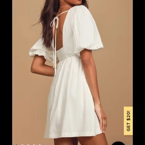 Studentklänning - Såå fin klänning jag beställde från Lulus till studenten som tyvärr kom fram försent. Kan såklart användas till andra tillfällen också. Helt oanvänd med prislappen kvar🌸 